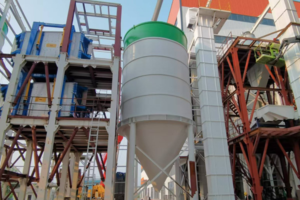 方形摇摆筛与斗式提升机高精度筛分-输送系统协同作业